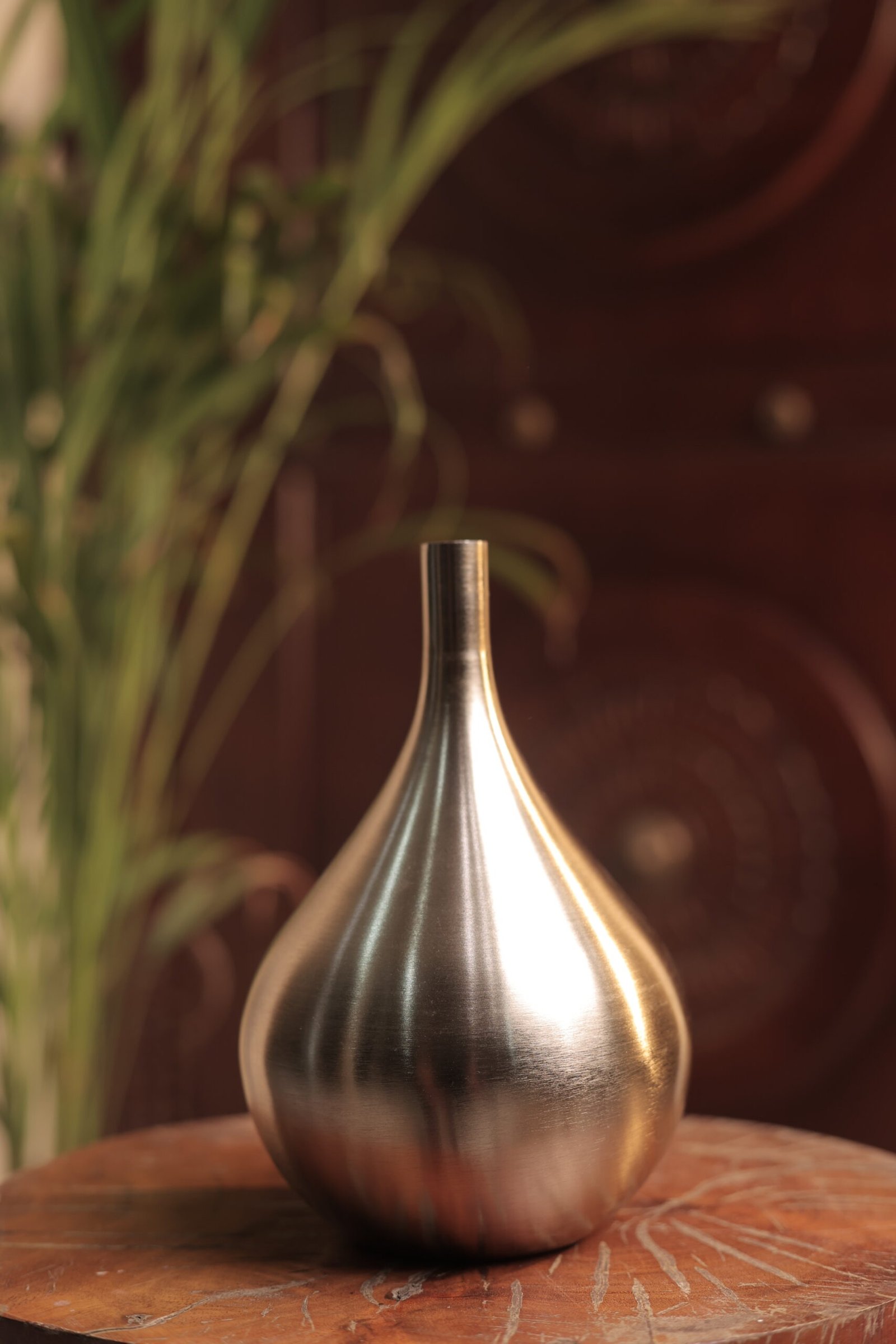 Flower vase with sleek neck - Image 2