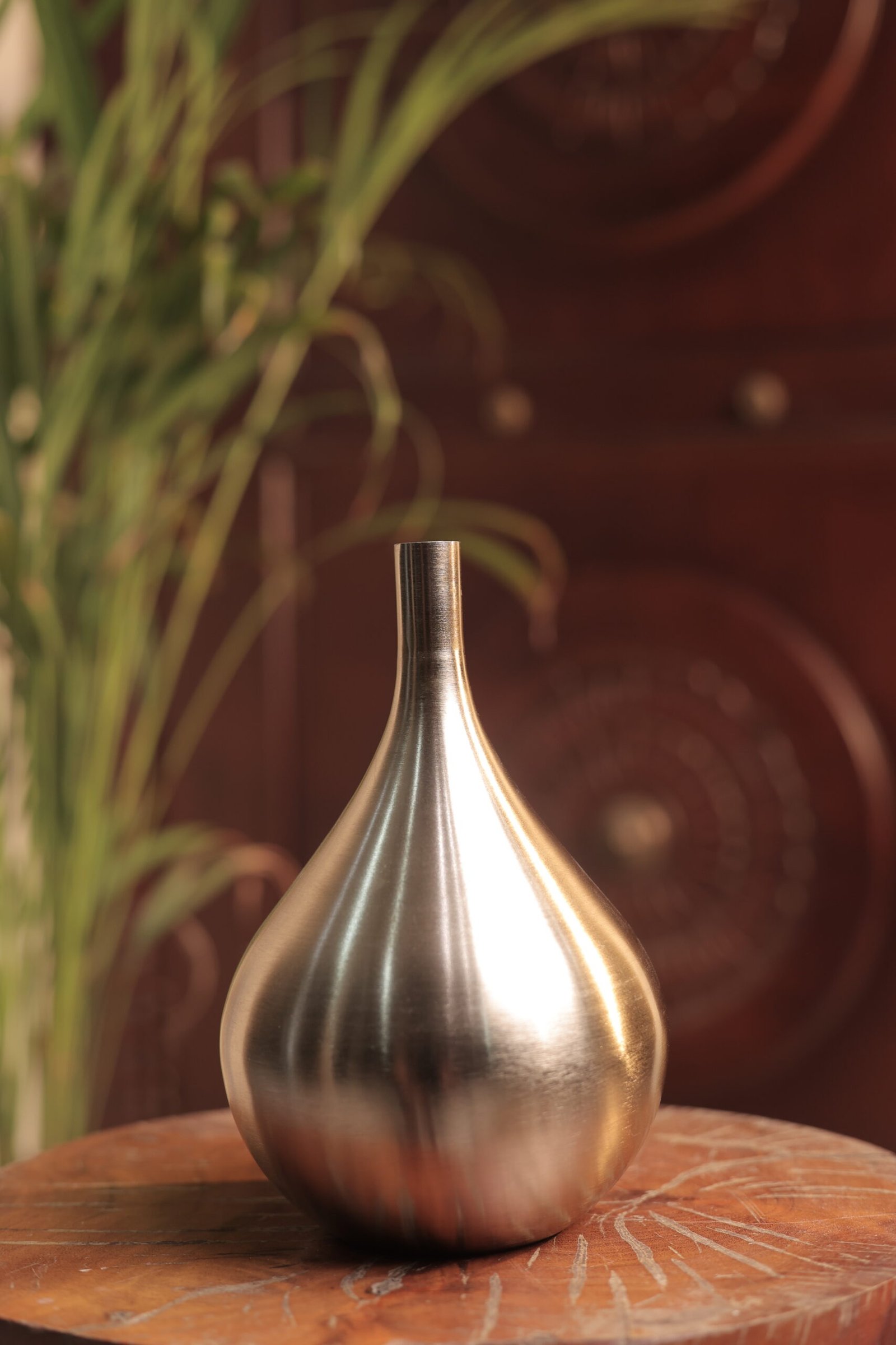 Flower vase with sleek neck
