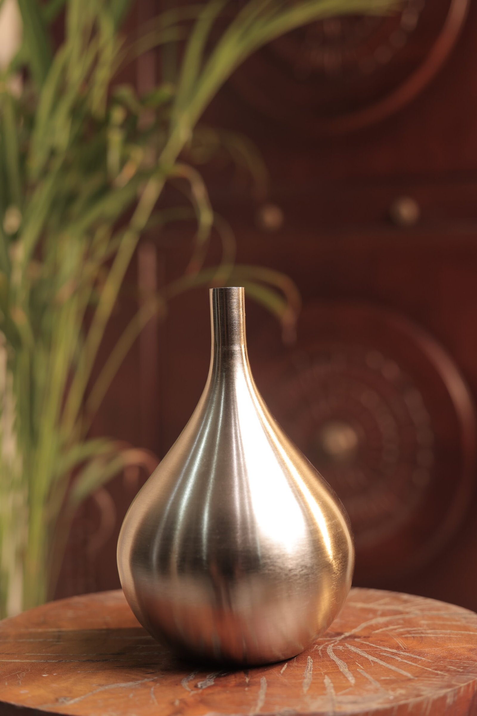 Flower vase with sleek neck - Image 3